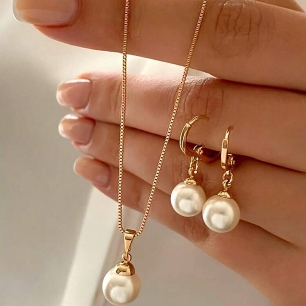 Gold Pearl Pendant l Necklace - Picture 2 of 11